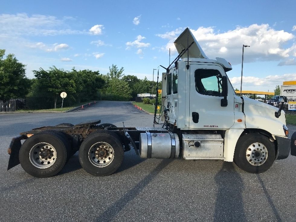 Day Cab Tractor-Heavy Duty Tractors-Freightliner-2018-Cascadia 12564ST-Fitchburg-MA-616,567\n\t\tmiles-$ 27,000 - Image 8