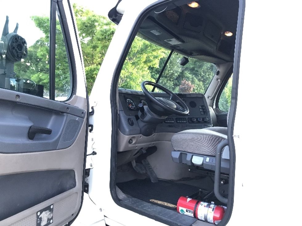 Day Cab Tractor-Heavy Duty Tractors-Freightliner-2018-Cascadia 12564ST-Fitchburg-MA-616,567\n\t\tmiles-$ 27,000 - Image 9