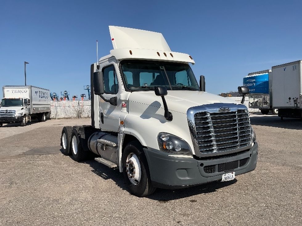 Day Cab Tractor-Heavy Duty Tractors-Freightliner-2018-Cascadia 12564ST-Flint-MI-197,442\n\t\tmiles-$ 45,750 - Image 1