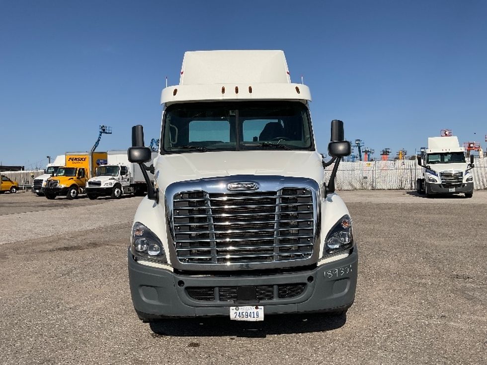Day Cab Tractor-Heavy Duty Tractors-Freightliner-2018-Cascadia 12564ST-Flint-MI-197,442\n\t\tmiles-$ 45,750 - Image 2