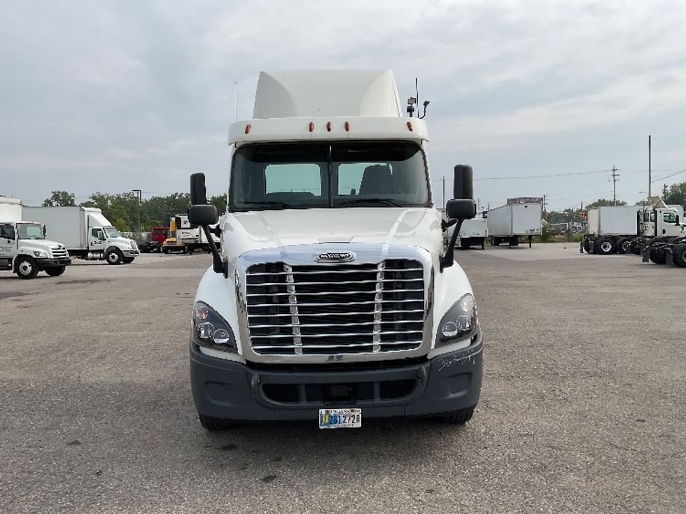 Day Cab Tractor-Heavy Duty Tractors-Freightliner-2018-Cascadia 12564ST-Flint-MI-268,330\n\t\tmiles-$ 48,750 - Image 2
