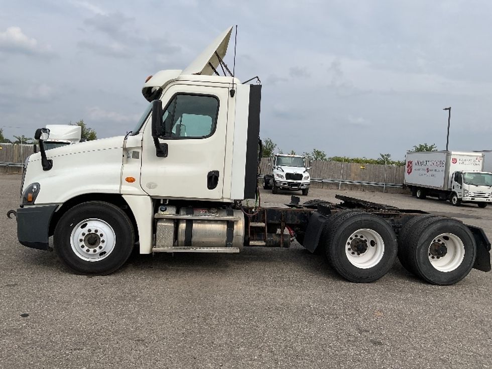 Day Cab Tractor-Heavy Duty Tractors-Freightliner-2018-Cascadia 12564ST-Flint-MI-268,330\n\t\tmiles-$ 48,750 - Image 4