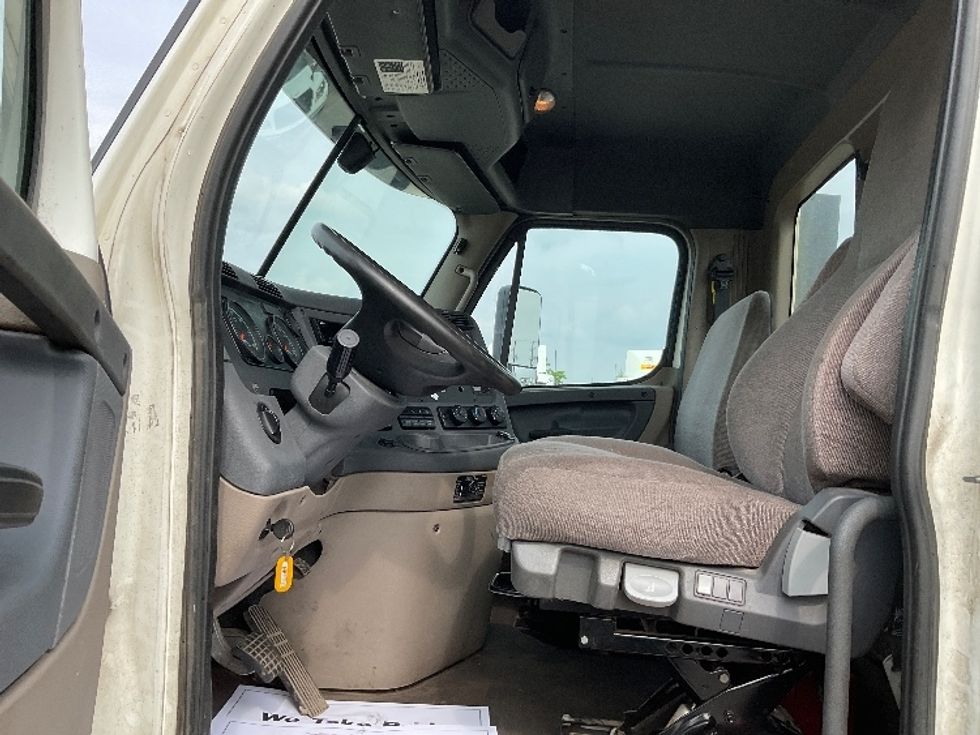 Day Cab Tractor-Heavy Duty Tractors-Freightliner-2018-Cascadia 12564ST-Flint-MI-268,330\n\t\tmiles-$ 48,750 - Image 9