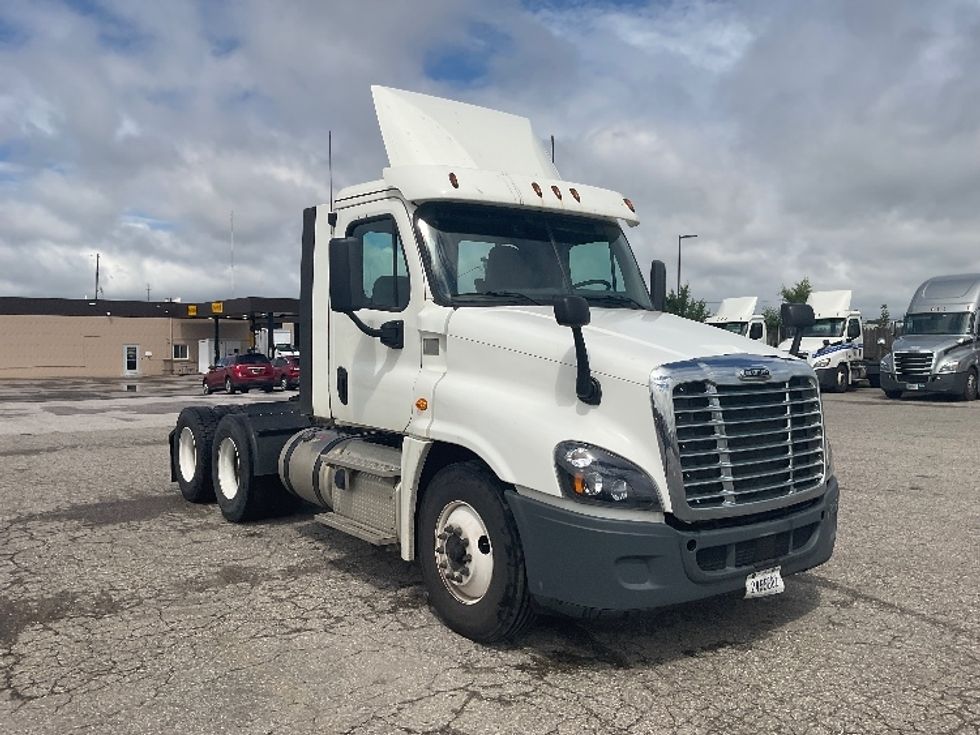 Day Cab Tractor-Heavy Duty Tractors-Freightliner-2018-Cascadia 12564ST-Flint-MI-374,143\n\t\tmiles-$ 42,500 - Image 1