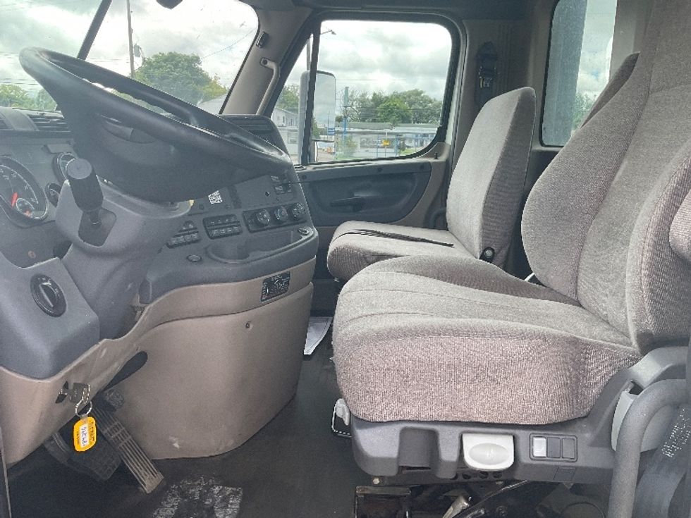 Day Cab Tractor-Heavy Duty Tractors-Freightliner-2018-Cascadia 12564ST-Flint-MI-374,143\n\t\tmiles-$ 42,500 - Image 10