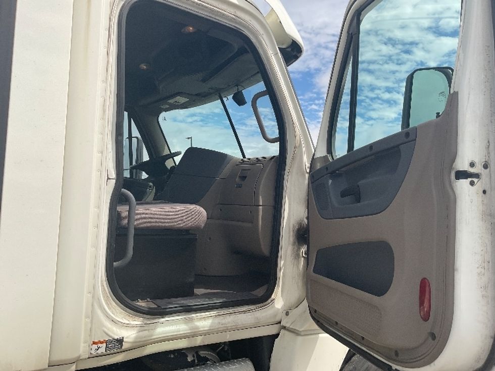 Day Cab Tractor-Heavy Duty Tractors-Freightliner-2018-Cascadia 12564ST-Flint-MI-374,143\n\t\tmiles-$ 42,500 - Image 12