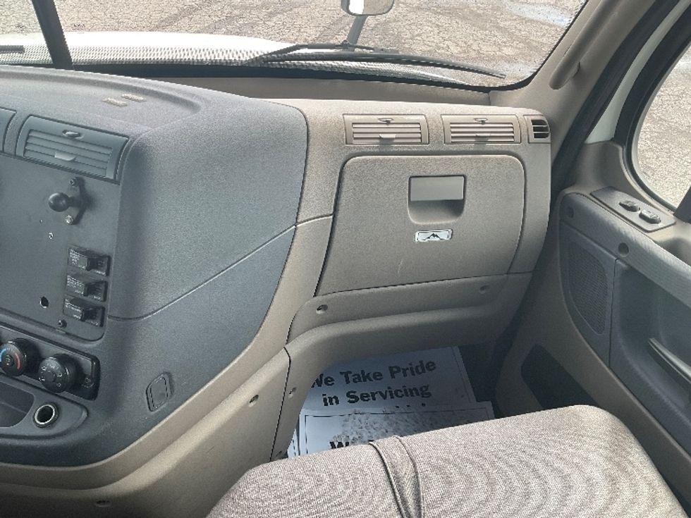 Day Cab Tractor-Heavy Duty Tractors-Freightliner-2018-Cascadia 12564ST-Flint-MI-374,143\n\t\tmiles-$ 42,500 - Image 13