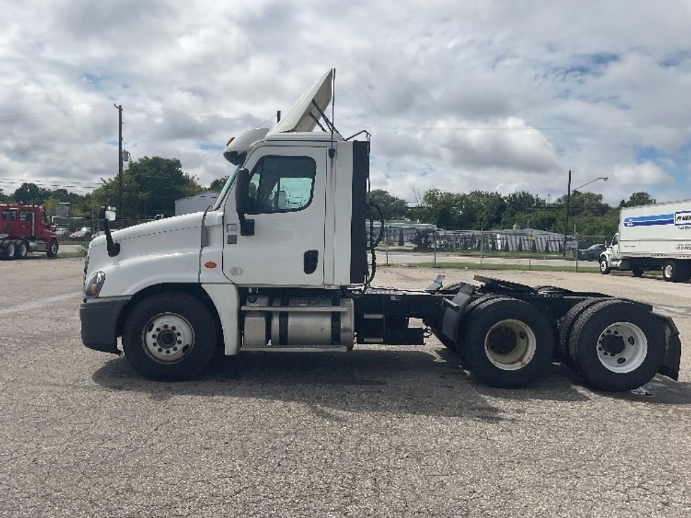 Day Cab Tractor-Heavy Duty Tractors-Freightliner-2018-Cascadia 12564ST-Flint-MI-374,143\n\t\tmiles-$ 42,500 - Image 4