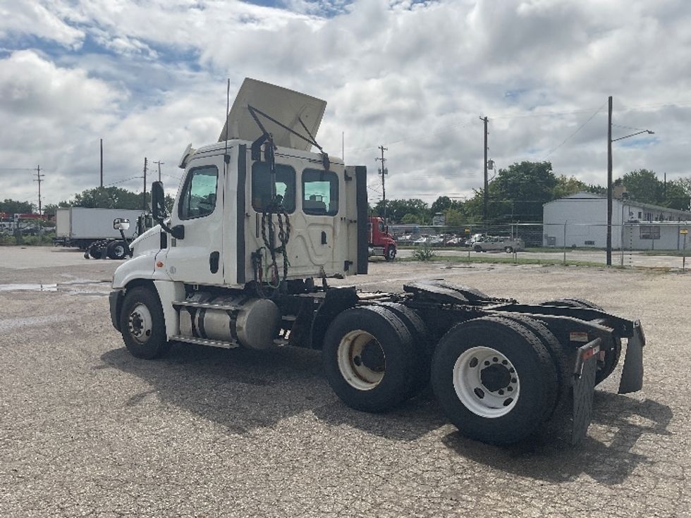 Day Cab Tractor-Heavy Duty Tractors-Freightliner-2018-Cascadia 12564ST-Flint-MI-374,143\n\t\tmiles-$ 42,500 - Image 5
