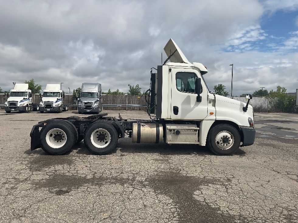Day Cab Tractor-Heavy Duty Tractors-Freightliner-2018-Cascadia 12564ST-Flint-MI-374,143\n\t\tmiles-$ 42,500 - Image 8