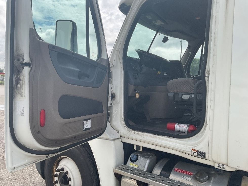 Day Cab Tractor-Heavy Duty Tractors-Freightliner-2018-Cascadia 12564ST-Flint-MI-374,143\n\t\tmiles-$ 42,500 - Image 9