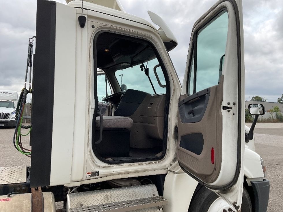 Day Cab Tractor-Heavy Duty Tractors-Freightliner-2018-Cascadia 12564ST-Flint-MI-392,836\n\t\tmiles-$ 41,500 - Image 12