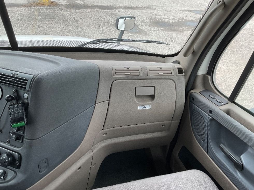 Day Cab Tractor-Heavy Duty Tractors-Freightliner-2018-Cascadia 12564ST-Flint-MI-392,836\n\t\tmiles-$ 41,500 - Image 13