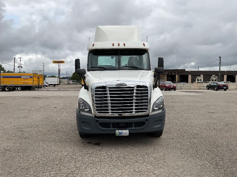 Day Cab Tractor-Heavy Duty Tractors-Freightliner-2018-Cascadia 12564ST-Flint-MI-392,836\n\t\tmiles-$ 41,500 - Image 2
