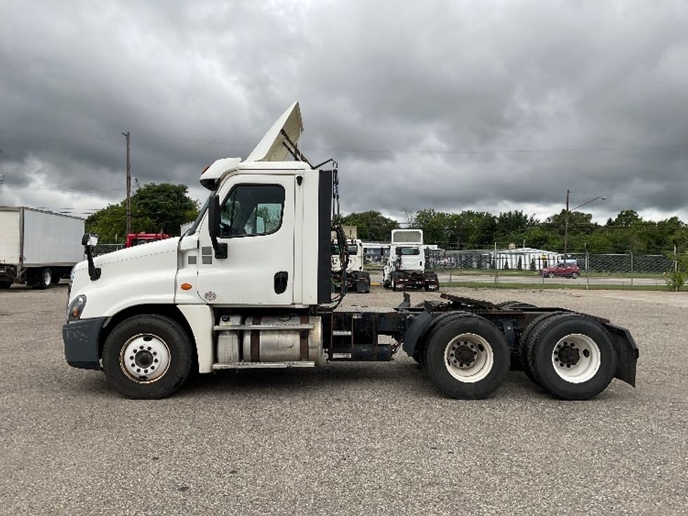 Day Cab Tractor-Heavy Duty Tractors-Freightliner-2018-Cascadia 12564ST-Flint-MI-392,836\n\t\tmiles-$ 41,500 - Image 4
