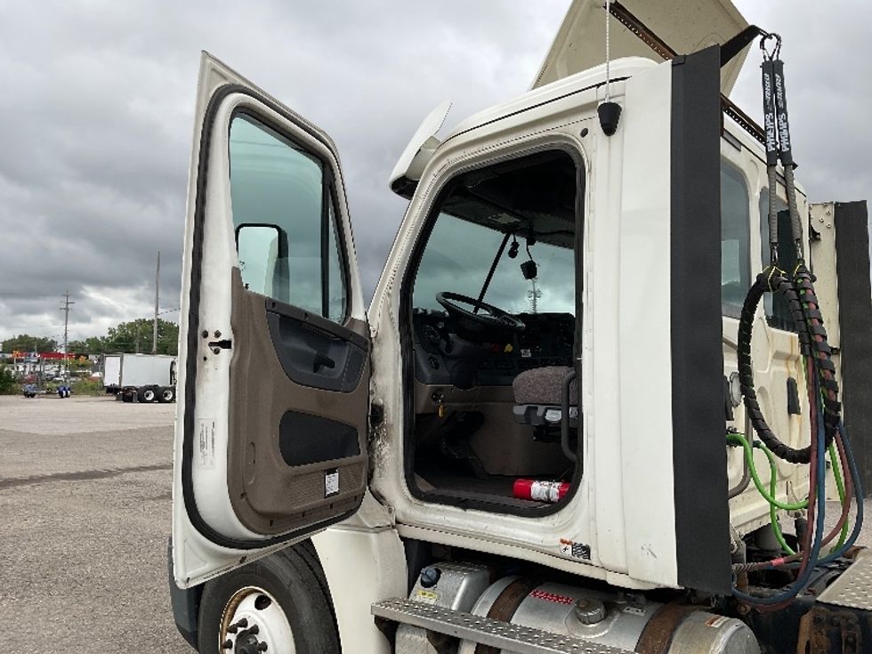Day Cab Tractor-Heavy Duty Tractors-Freightliner-2018-Cascadia 12564ST-Flint-MI-392,836\n\t\tmiles-$ 41,500 - Image 9