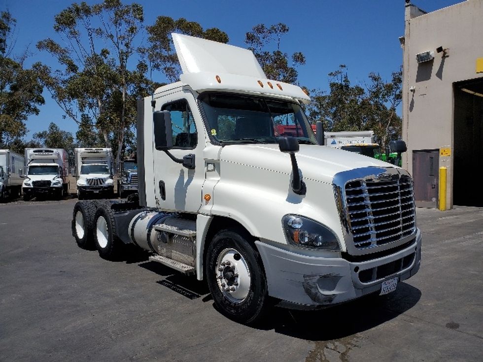 Day Cab Tractor-Heavy Duty Tractors-Freightliner-2018-Cascadia 12564ST-Fontana-CA-252,629\n\t\tmiles-$ 56,500 - Image 1