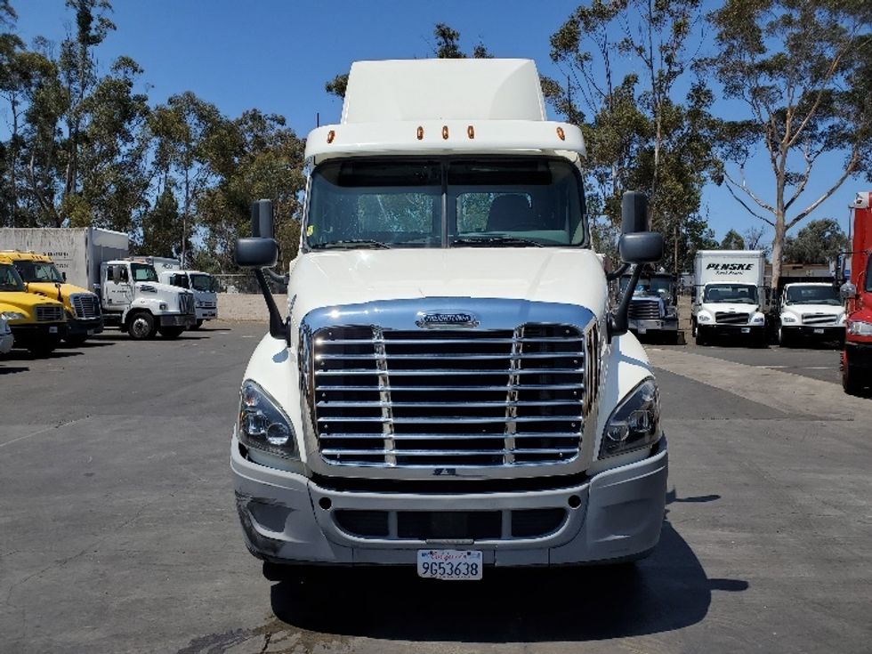 Day Cab Tractor-Heavy Duty Tractors-Freightliner-2018-Cascadia 12564ST-Fontana-CA-252,629\n\t\tmiles-$ 56,500 - Image 2
