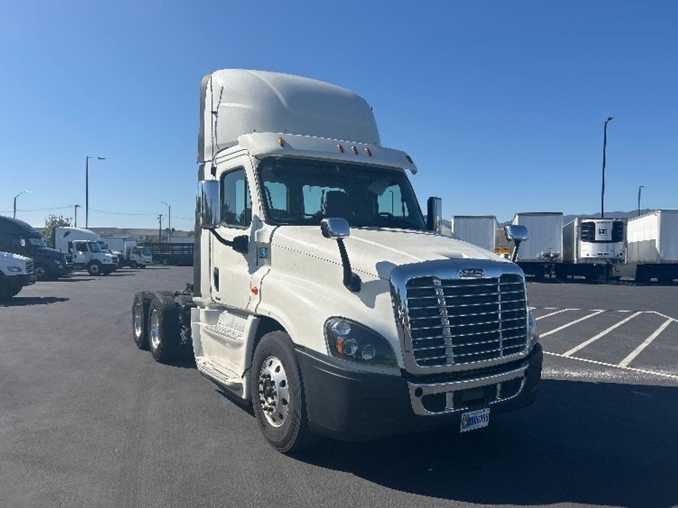 Day Cab Tractor-Heavy Duty Tractors-Freightliner-2018-Cascadia 12564ST-Fontana-CA-301,197\n\t\tmiles-$ 37,000 - Image 1