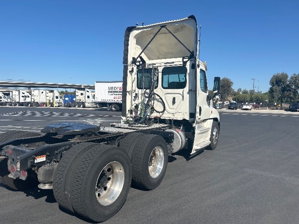Day Cab Tractor-Heavy Duty Tractors-Freightliner-2018-Cascadia 12564ST-Fontana-CA-301,197\n\t\tmiles-$ 37,000 - Image 10