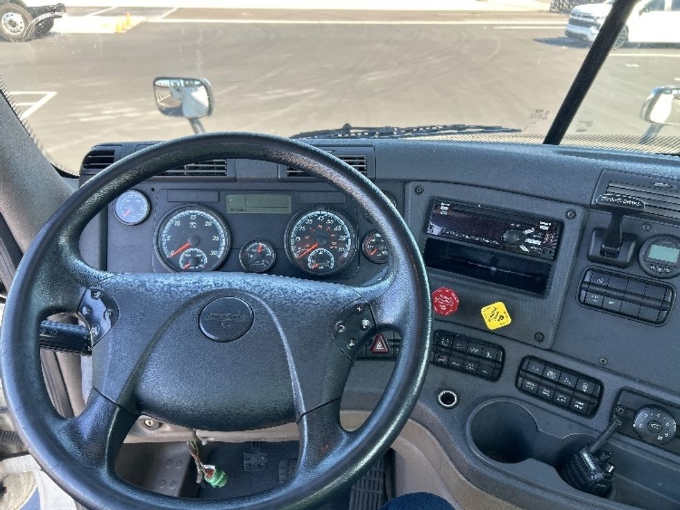 Day Cab Tractor-Heavy Duty Tractors-Freightliner-2018-Cascadia 12564ST-Fontana-CA-301,197\n\t\tmiles-$ 37,000 - Image 11