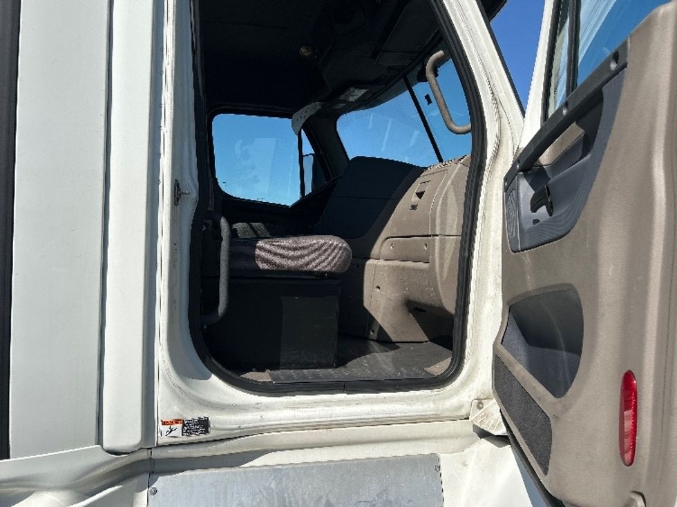 Day Cab Tractor-Heavy Duty Tractors-Freightliner-2018-Cascadia 12564ST-Fontana-CA-301,197\n\t\tmiles-$ 37,000 - Image 12