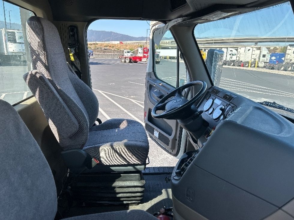 Day Cab Tractor-Heavy Duty Tractors-Freightliner-2018-Cascadia 12564ST-Fontana-CA-301,197\n\t\tmiles-$ 37,000 - Image 14