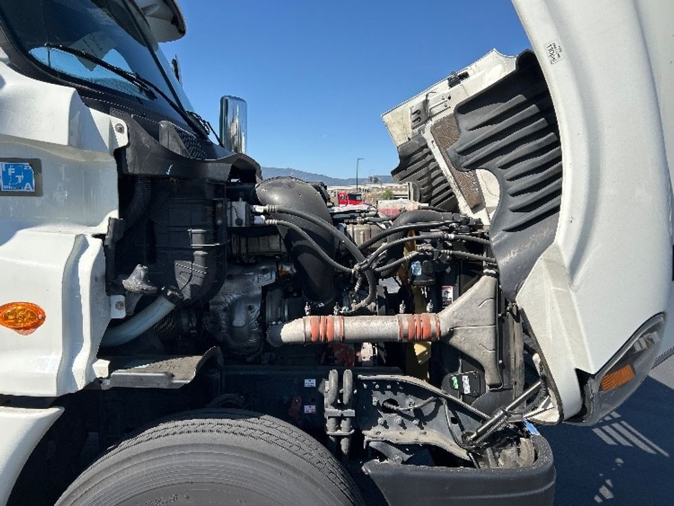 Day Cab Tractor-Heavy Duty Tractors-Freightliner-2018-Cascadia 12564ST-Fontana-CA-301,197\n\t\tmiles-$ 37,000 - Image 15