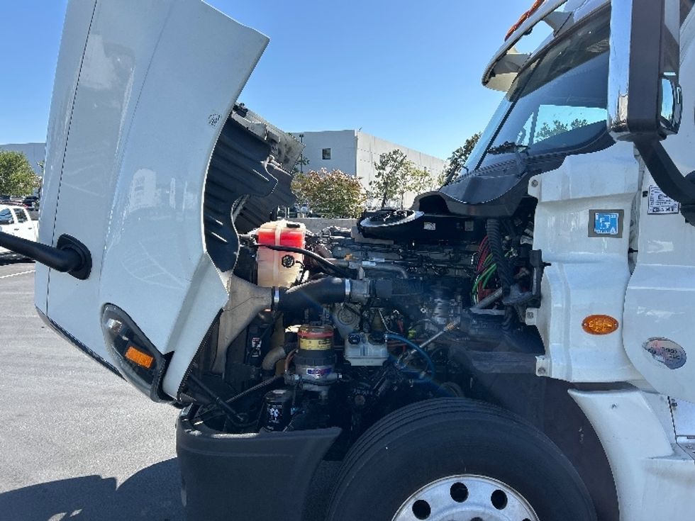 Day Cab Tractor-Heavy Duty Tractors-Freightliner-2018-Cascadia 12564ST-Fontana-CA-301,197\n\t\tmiles-$ 37,000 - Image 16