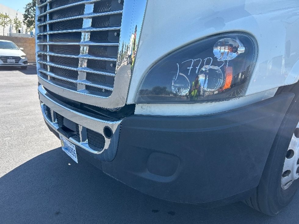 Day Cab Tractor-Heavy Duty Tractors-Freightliner-2018-Cascadia 12564ST-Fontana-CA-301,197\n\t\tmiles-$ 37,000 - Image 17