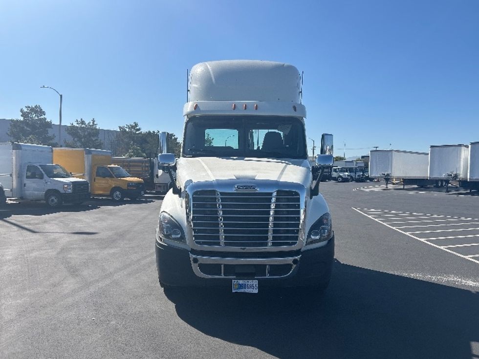 Day Cab Tractor-Heavy Duty Tractors-Freightliner-2018-Cascadia 12564ST-Fontana-CA-301,197\n\t\tmiles-$ 37,000 - Image 2