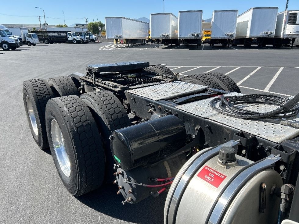 Day Cab Tractor-Heavy Duty Tractors-Freightliner-2018-Cascadia 12564ST-Fontana-CA-301,197\n\t\tmiles-$ 37,000 - Image 20
