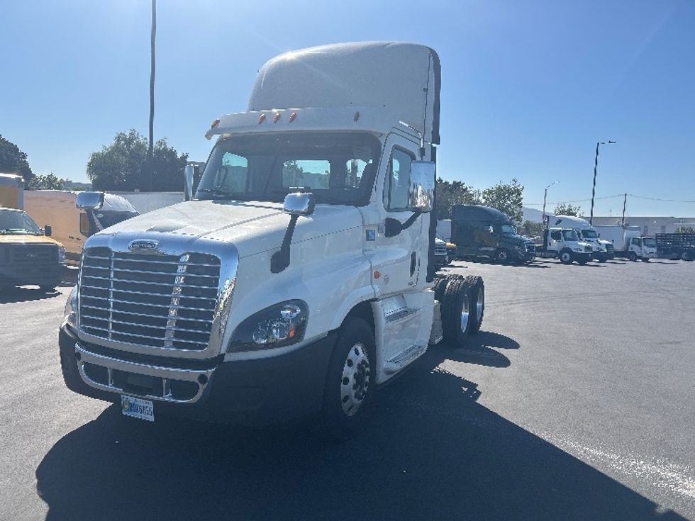 Day Cab Tractor-Heavy Duty Tractors-Freightliner-2018-Cascadia 12564ST-Fontana-CA-301,197\n\t\tmiles-$ 37,000 - Image 3