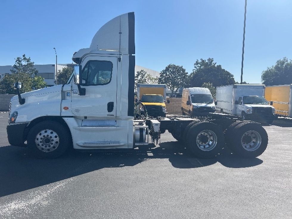 Day Cab Tractor-Heavy Duty Tractors-Freightliner-2018-Cascadia 12564ST-Fontana-CA-301,197\n\t\tmiles-$ 37,000 - Image 4