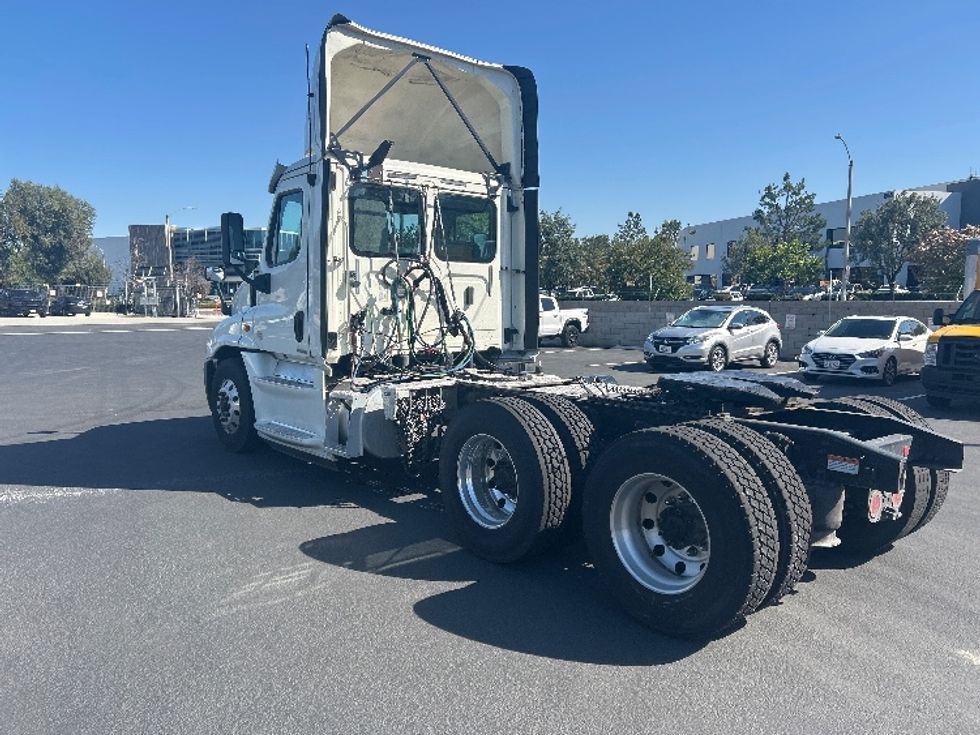 Day Cab Tractor-Heavy Duty Tractors-Freightliner-2018-Cascadia 12564ST-Fontana-CA-301,197\n\t\tmiles-$ 37,000 - Image 5