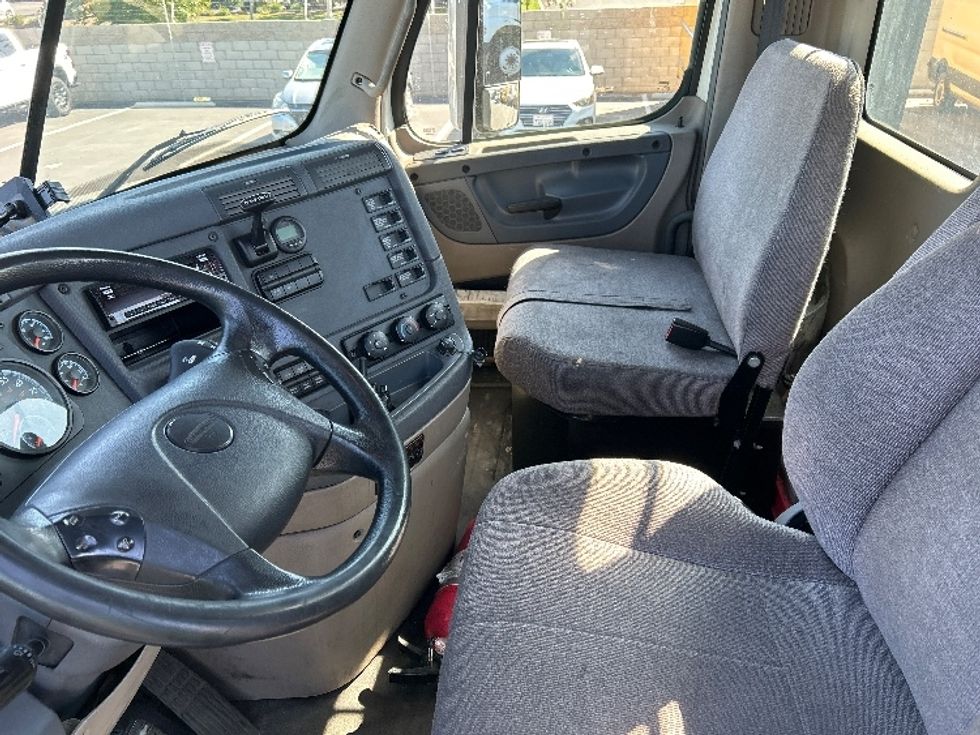 Day Cab Tractor-Heavy Duty Tractors-Freightliner-2018-Cascadia 12564ST-Fontana-CA-301,197\n\t\tmiles-$ 37,000 - Image 6
