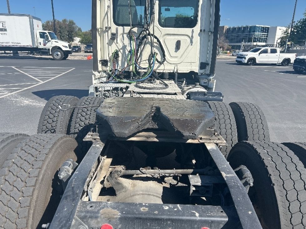 Day Cab Tractor-Heavy Duty Tractors-Freightliner-2018-Cascadia 12564ST-Fontana-CA-301,197\n\t\tmiles-$ 37,000 - Image 7