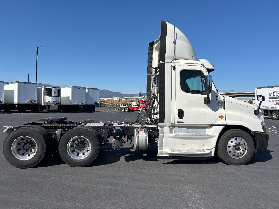 Day Cab Tractor-Heavy Duty Tractors-Freightliner-2018-Cascadia 12564ST-Fontana-CA-301,197\n\t\tmiles-$ 37,000 - Image 8