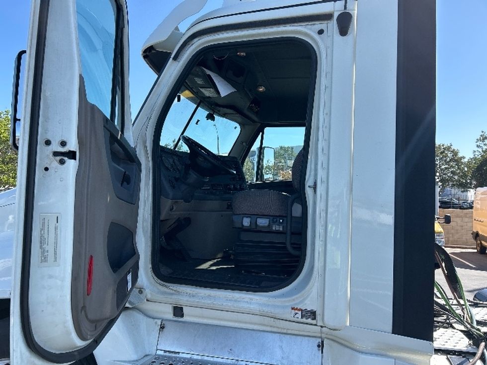 Day Cab Tractor-Heavy Duty Tractors-Freightliner-2018-Cascadia 12564ST-Fontana-CA-301,197\n\t\tmiles-$ 37,000 - Image 9