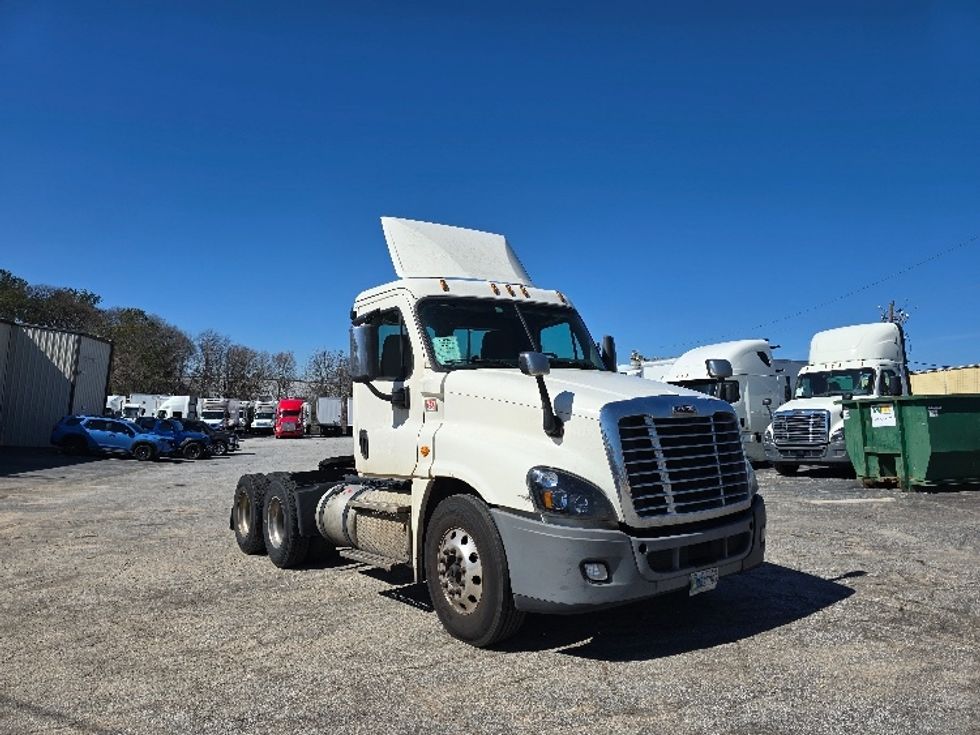 Day Cab Tractor-Heavy Duty Tractors-Freightliner-2018-Cascadia 12564ST-Forest Park-GA-368,793\n\t\tmiles-$ 40,500 - Image 1