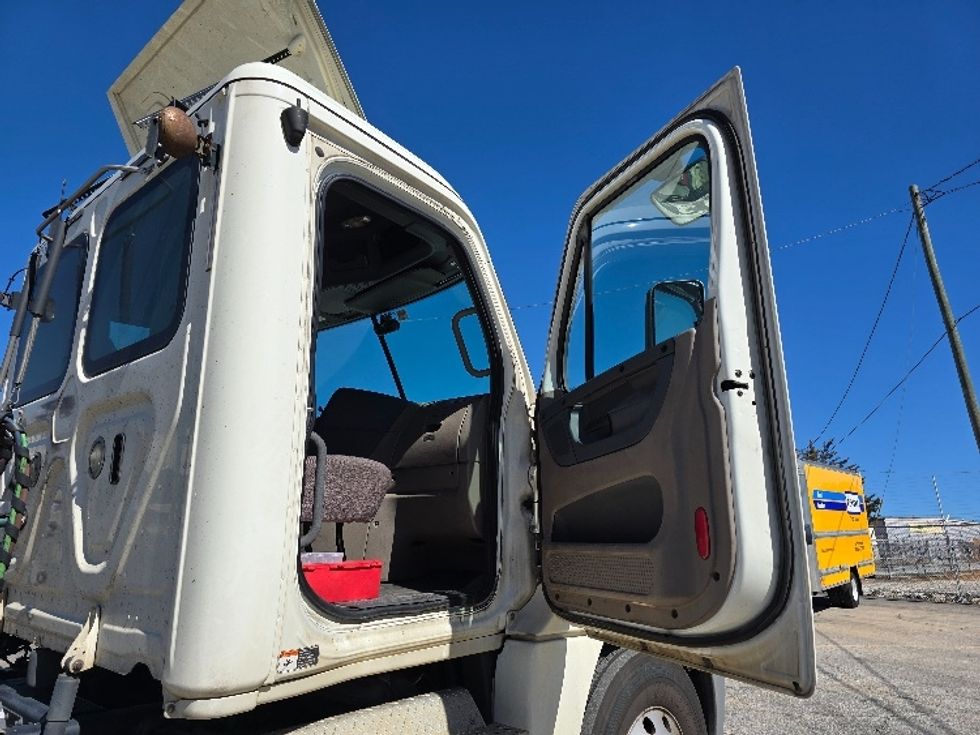 Day Cab Tractor-Heavy Duty Tractors-Freightliner-2018-Cascadia 12564ST-Forest Park-GA-368,793\n\t\tmiles-$ 40,500 - Image 12