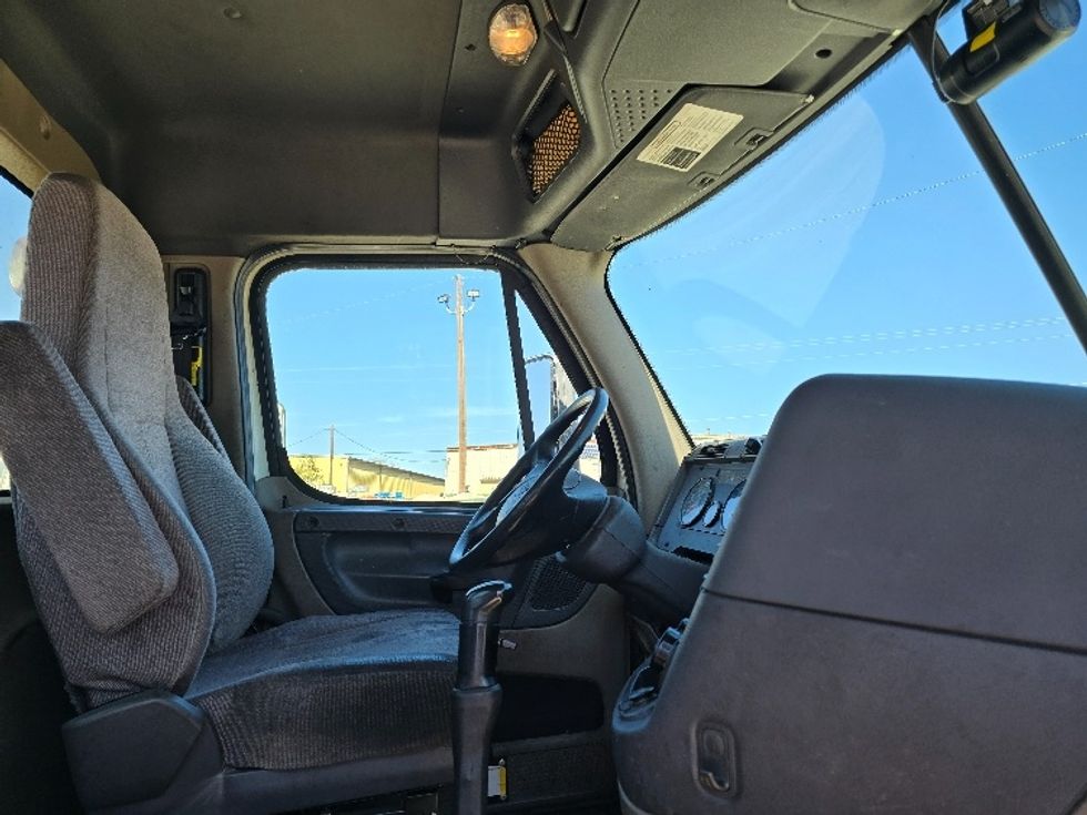 Day Cab Tractor-Heavy Duty Tractors-Freightliner-2018-Cascadia 12564ST-Forest Park-GA-368,793\n\t\tmiles-$ 40,500 - Image 14