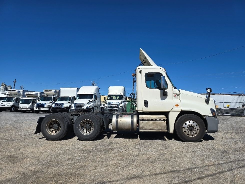 Day Cab Tractor-Heavy Duty Tractors-Freightliner-2018-Cascadia 12564ST-Forest Park-GA-368,793\n\t\tmiles-$ 40,500 - Image 8
