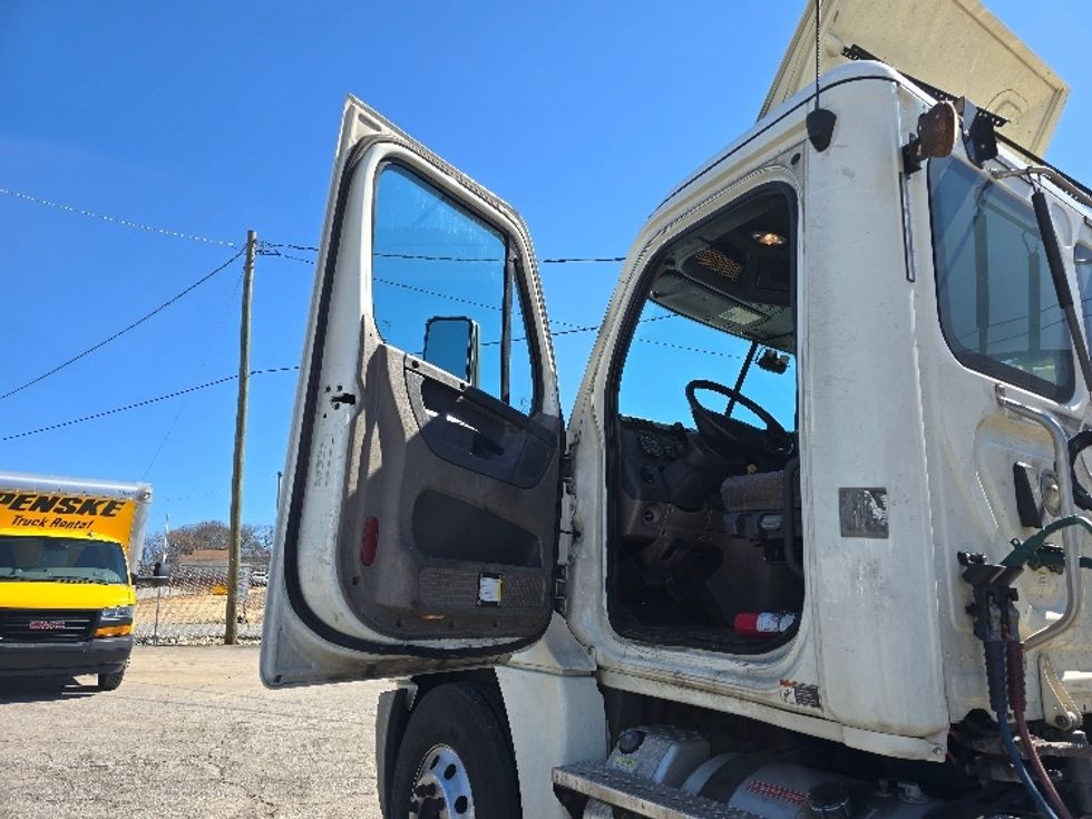 Day Cab Tractor-Heavy Duty Tractors-Freightliner-2018-Cascadia 12564ST-Forest Park-GA-368,793\n\t\tmiles-$ 40,500 - Image 9