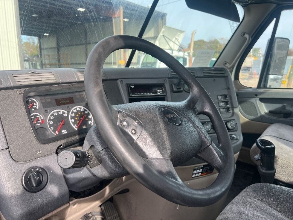 Day Cab Tractor-Heavy Duty Tractors-Freightliner-2018-Cascadia 12564ST-Forest Park-GA-415,598\n\t\tmiles-$ 39,000 - Image 10