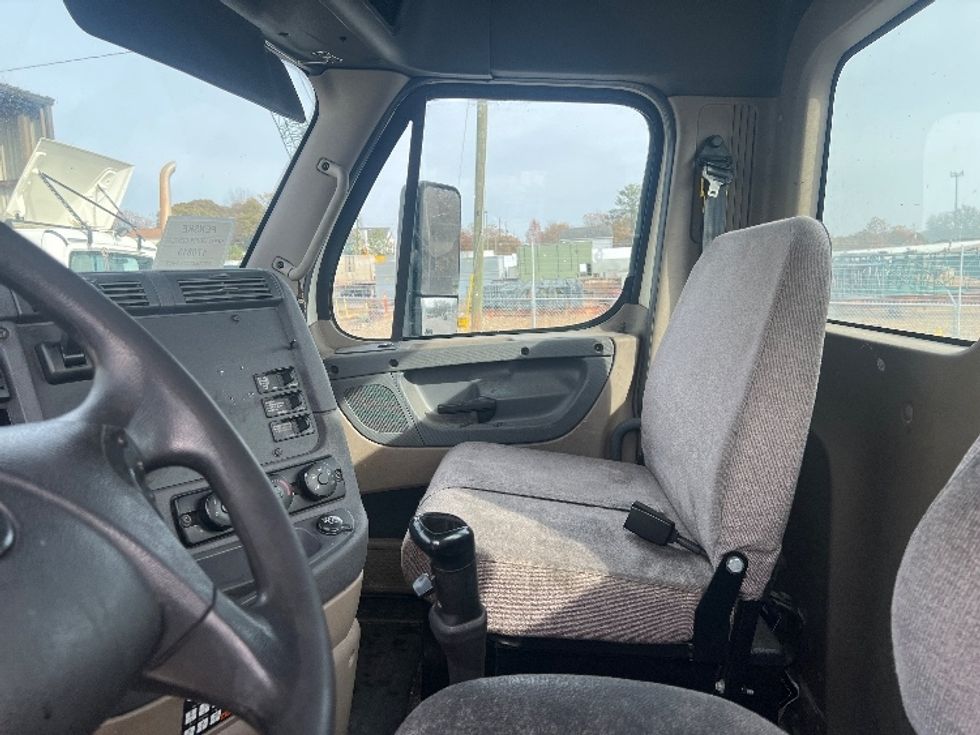 Day Cab Tractor-Heavy Duty Tractors-Freightliner-2018-Cascadia 12564ST-Forest Park-GA-415,598\n\t\tmiles-$ 39,000 - Image 13