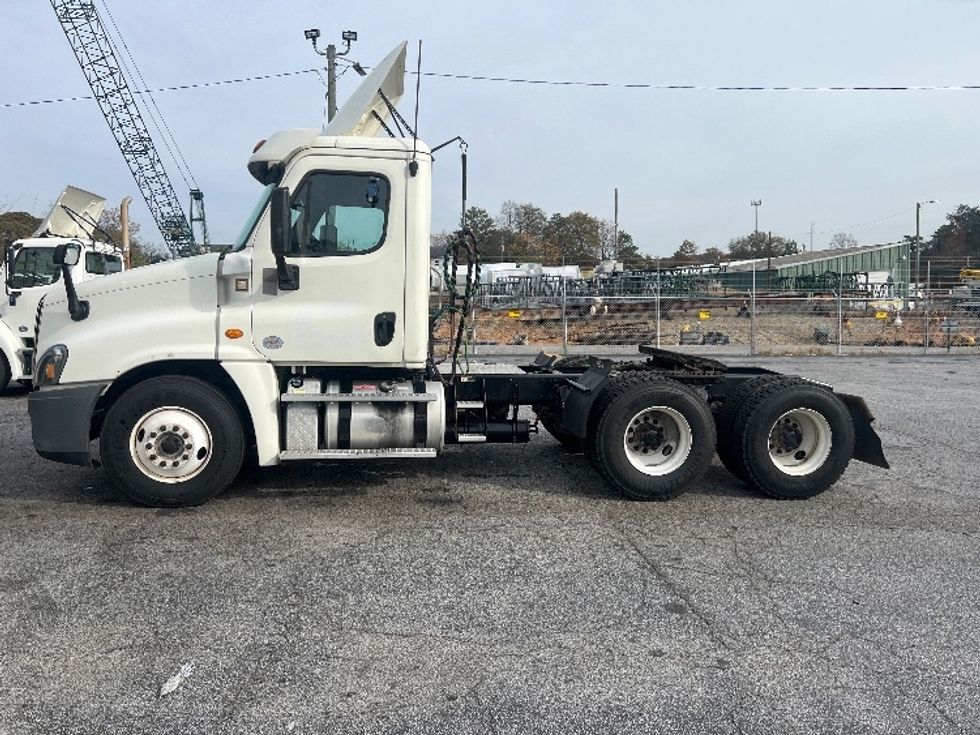 Day Cab Tractor-Heavy Duty Tractors-Freightliner-2018-Cascadia 12564ST-Forest Park-GA-415,598\n\t\tmiles-$ 39,000 - Image 4