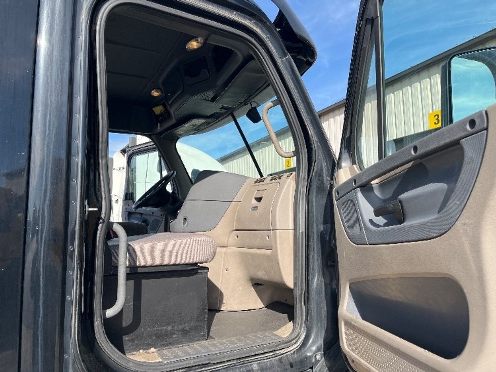 Day Cab Tractor-Heavy Duty Tractors-Freightliner-2018-Cascadia 12564ST-Fort Wayne-IN-306,235\n\t\tmiles-$ 48,000 - Image 12