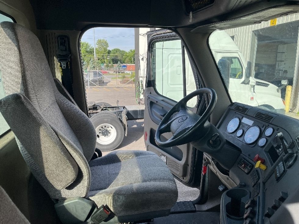 Day Cab Tractor-Heavy Duty Tractors-Freightliner-2018-Cascadia 12564ST-Fort Wayne-IN-306,235\n\t\tmiles-$ 48,000 - Image 14