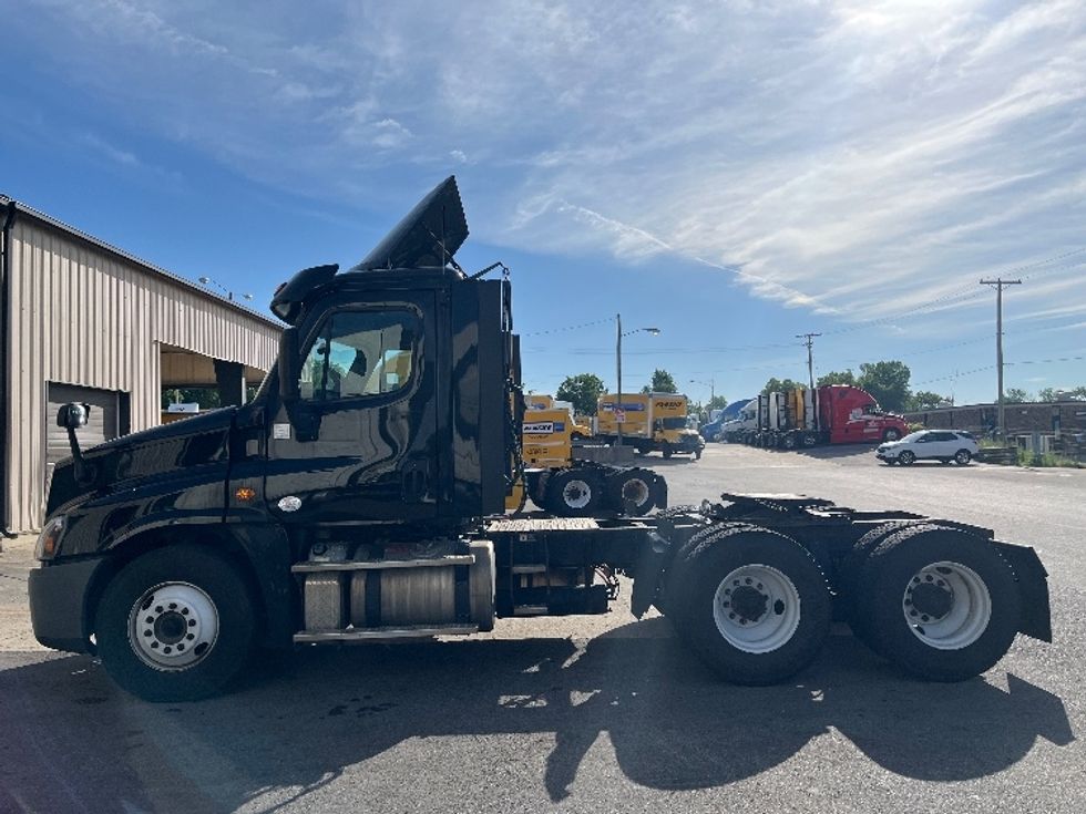 Day Cab Tractor-Heavy Duty Tractors-Freightliner-2018-Cascadia 12564ST-Fort Wayne-IN-306,235\n\t\tmiles-$ 48,000 - Image 4